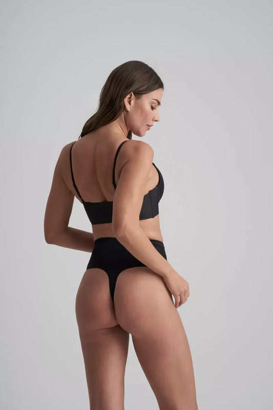 ByeBra Lengvos kompresijos besiūlės formuojančios tanga kelnaitės INVISIBLE MW THONG BLACK
