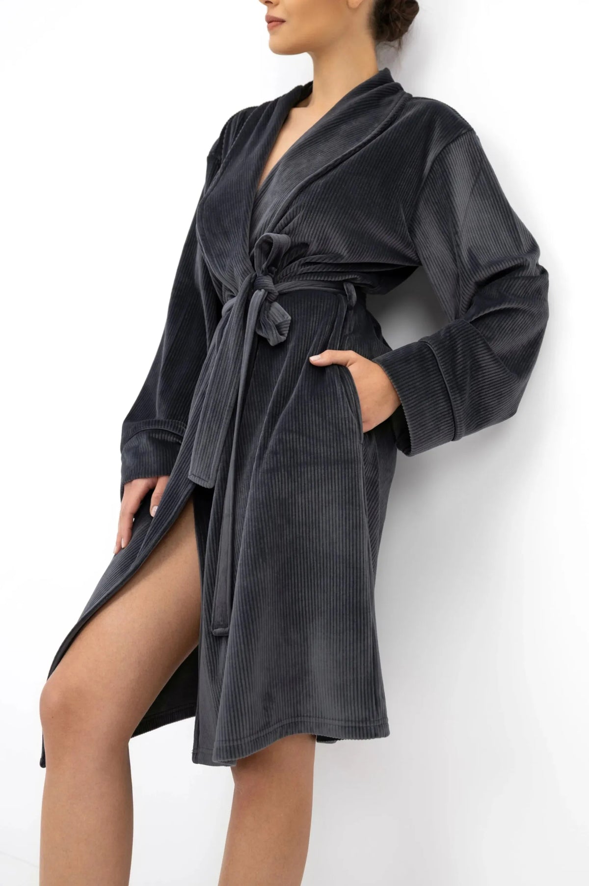 Sensis Trumpas elegantiškas soft chalatas NOIRE